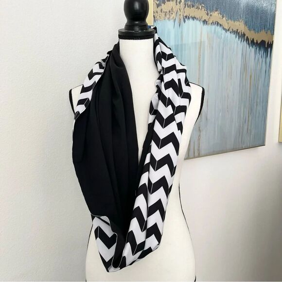 Lululemon Vinyasa Scarf *Luon Light Arrow Chevron White Black / Black - Picture 9 of 9